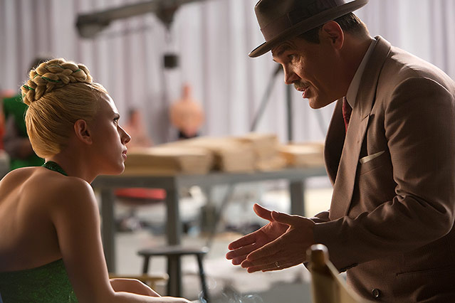 © Universal Pictures US-Schauspielerin Scarlett Johansson und Josh Brolin in einer Filmszene von "Hail, Caesar!"