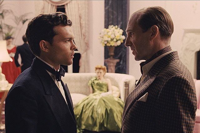 © Universal Pictures US-Schauspieler Alden Ehrenreich und Ralph Fiennes in einer Filmszene von "Hail, Caesar!"