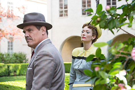 © Universal Pictures Die US-Schauspieler Josh Brolin und Tilda Swinton in einer Filmszene von "Hail, Caesar!"