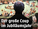 Museumsbesucher betrachtet ein Gemälde von Hieronymus Bosch