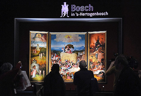 © APA/AFP/Emmanuel Dunan Museumsbesucher betrachten ein Gemälde von Hieronymus Bosch