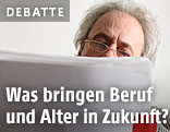 Älterer Mann liest in Unterlagen