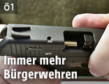 Mann mit einer Schreckschusspistole