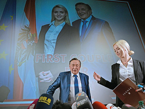 © APA/Roland Schlager Plakat bei der Pressekonferenz von Richard und Cathy Lugner