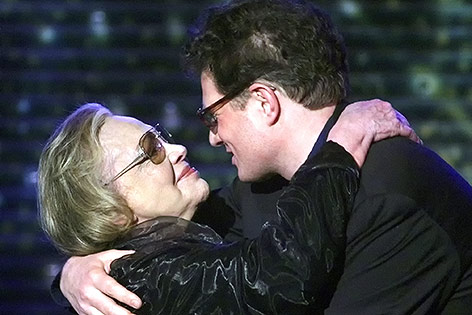 © AP/Michael Probst Archivbild aus dem Jahr 2000: Roger Willemsen umarmt Hildegard Knef