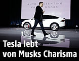 Tesla-Chef Musk bei der Präsentation eines Tesla