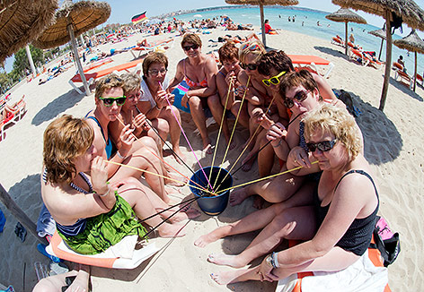 © APA/dpa/Julian Stratenschulte Deutsche Touristen auf Mallorca beim "Kübelsaufen"