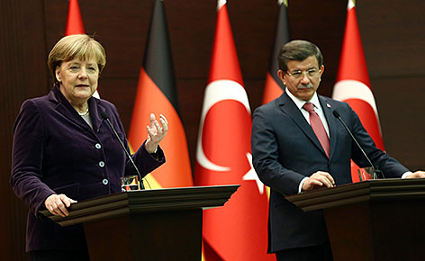 © APA/AFP/Adem Altan Die deutsche Bundeskanzlerin Angela Merkel und der türkische Ministerpräsident Ahmet Davutoglu