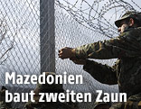 Mazedonischer Soldat befestigt einen Zaun