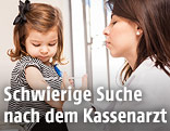 Ärztin behandelt Kind