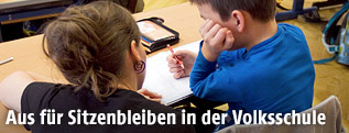 Schüler mit Lehrerin