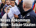Flüchtlinge werden an der mazedonischen Grenze kontrolliert