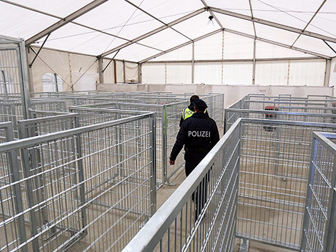 © AP/Ronald Zak Registrierungszelt in Spielfeld