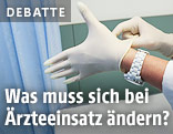 Hände mit medizinischen Handschuhen