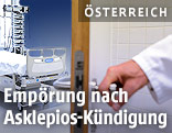 Arzt öffnet ein Zimmer in einem Krankenhaus