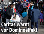 Caritas-Mitarbeiter helfen Fl&uuml;chtlingen