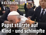 Papst stürzt auf ein Kind im Rollstuhl