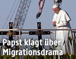Der Papst betet bei einer Gedekstätte nahe der US-Grenze