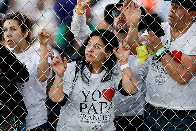 © AP/Gregory Bull
Gläubige mit "I love Francisco" Shirts