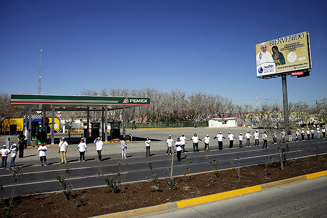 © Reuters/Max Rossi
Menschen bilden eine Kette entland der Straße nach Ciudad Juarez