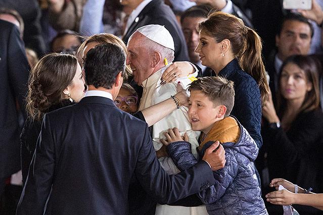 © AP/Ivan Pierre Aguirre Der Papst wird bei der Begrüßung des mexikanischen Präsidenten von Kindern geherzt