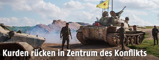YPG-Kämpfer mit Panzern in Syrien