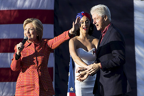 © Reuters/Scott Morgan Die demokratische US-Präsidentschaftskandidatin Hillary Clinton, im Hintergrund tanzt Bill Clinton mit US-Sängerin Kate Perry