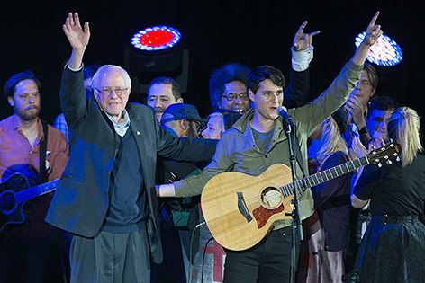 © APA/AP/Evan Vucci Der demokratische US-Präsidentschaftskandidat Bernie Sanders mit Vampire-Weekend-Sänger Ezra Koenig