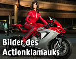 Penelope Cruz auf einem Motorrad in einer Szene des Films "Zoolander 2"