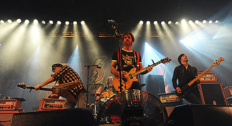 Die US-amerikanische Band "Eagle of Death Metal auf der Bühne