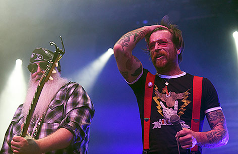 Die US-amerikanische Band "Eagle of Death Metal auf der Bühne