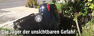 Auto versinkt in einem Erdloch