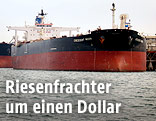 Frachter in einem Hafen