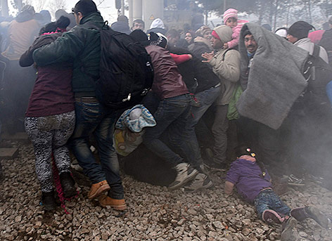 © APA/AFP/Louisa Goullimaki Tränengaseinsatz gegen Flüchtlinge an der griechisch-mazedonischen Grenze