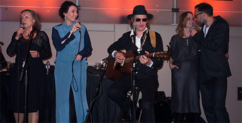 Diagonale-Band des "Maikäfer Flieg"-Teams