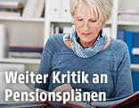 Ältere Angestellte mit einem Ordner