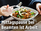 Person isst aus einem Teller