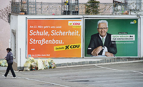 CDU-Wahlplakat neben einem Plakat der Grünen in Nürtingen, Baden-Württemberg