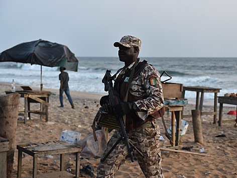 © APA/AFP/Issouf Sanogo Nach dem Anschlag an der Elfenbeinküste