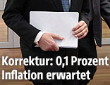 Mario Draghi mit Unterlagen am Weg zur Pressekonferenz
