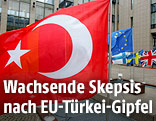 Türkische Flagge vor dem Eingang des EU-Rates in Brüssel