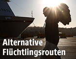 Flüchtlinge in einem Hafen