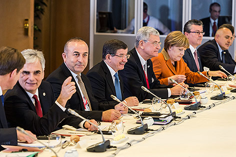 © APA/AP/Geert Vanden Wijngaert Werner Faymann, Angela Merkel und andere Staatschefs beim EU-Gipfel