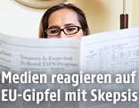 Frau mit Zeitung