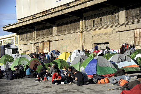 © Reuters/Michalis Karagiannis Flüchtlinge am Hafen von Piräus