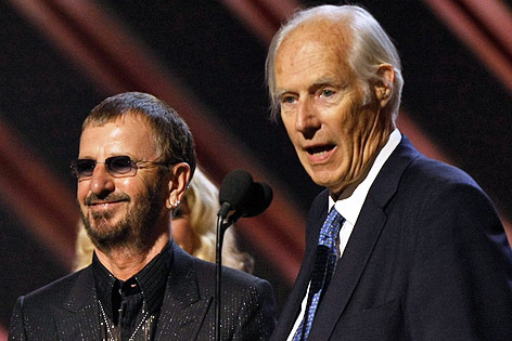 © APA/AFP/Robyn Beck Musikproduzent George Martin im Jahr 2008 mit Ringo Starr