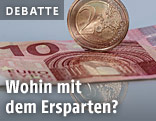 Zwei-Euro-M&uuml;nze auf Zehn-Euro-Schein