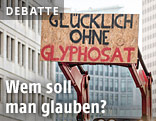 Auf einem Traktor hängt ein Schild mit der Aufsschrift "Glücklich ohne Glyphosat"