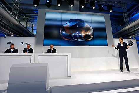 © APA/AP/Matthias Schrader Adrian van Hooydonk, BMWs Vize-Präsident für Design bei einer Präsentation