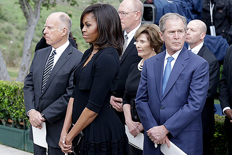 © APA/AP/Chris Carlson Michelle Obama und George W. Bush
